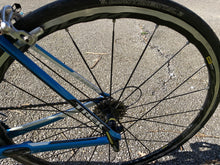 Charger l'image dans la galerie, Vélo de route en carbone d'occasion TREK madone 5.9 reconditionné, ce vélo est en vente par bikebooster