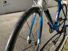 Charger l'image dans la galerie, Vélo de route en carbone d'occasion TREK madone 5.9 reconditionné, ce vélo est en vente par bikebooster