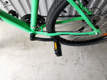 Charger l'image dans la galerie, VTT Btwin 340 ou rockrider 340 d'occasion vendu par Bikebooster, la taille des roues est de 26 pouces. ce vélo est révisé est prêt pour la vente