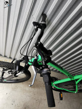 Charger l'image dans la galerie, VTT Btwin 340 ou rockrider 340 d'occasion vendu par Bikebooster, la taille des roues est de 26 pouces. ce vélo est révisé est prêt pour la vente