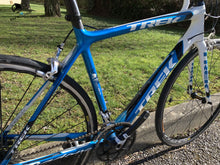 Charger l&#39;image dans la galerie, Vélo de route en carbone d&#39;occasion TREK  madone  5.9 reconditionné, ce vélo est en vente par bikebooster
