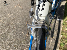 Charger l&#39;image dans la galerie, Vélo de route en carbone d&#39;occasion TREK  madone  5.9 reconditionné, ce vélo est en vente par bikebooster

